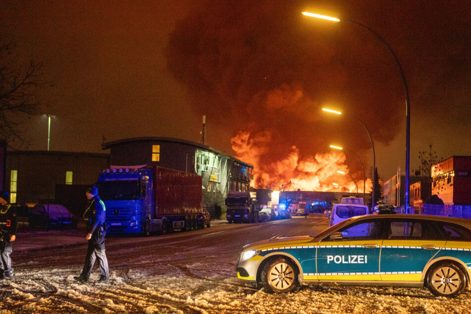 Ein riesiger Rauchpilz steigt in Hamburg-Wilhelmsburg auf.