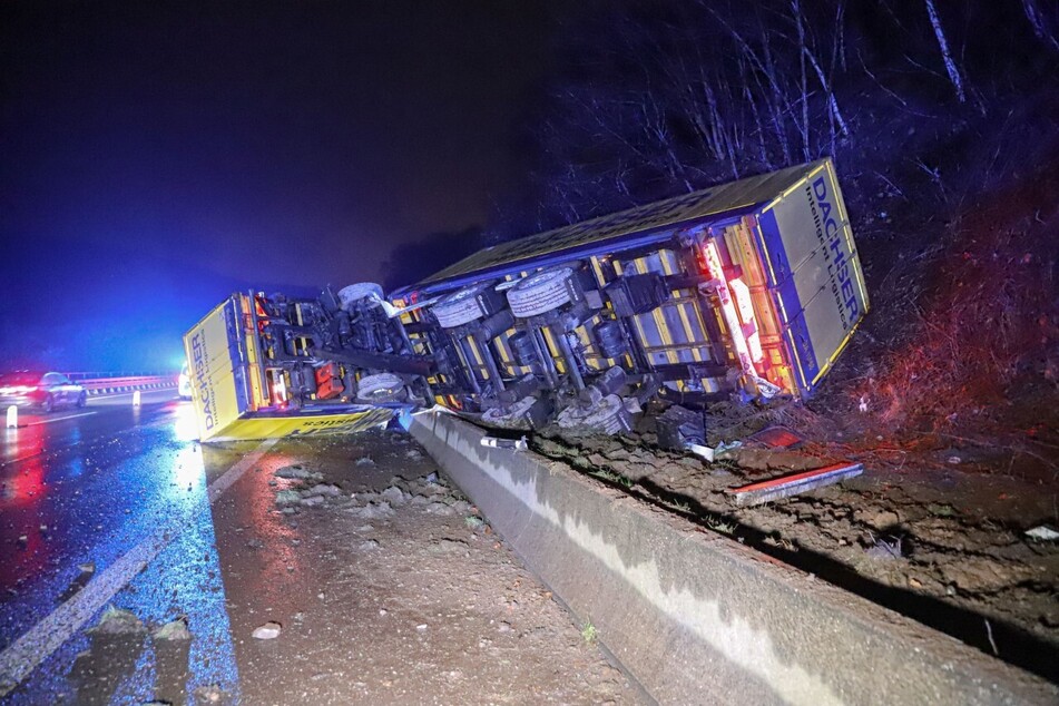 Der 29-jährige Fahrer des Lkw-Gespanns wurde bei dem Unfall auf der A1 bei Wuppertal nur leicht verletzt.