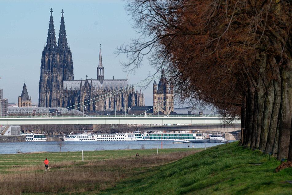 Der Kölner Dom wird pünktlich zu Ostern in den Abendstunden wieder leuchten.