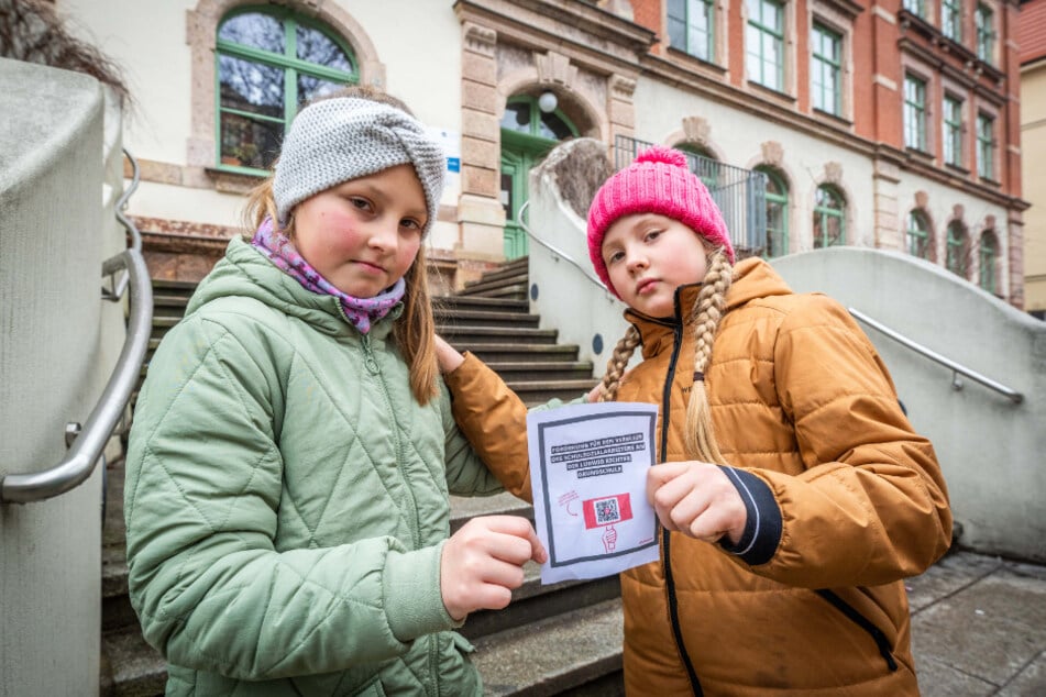 Leni (9, l.) und Luise (9) wollen für den Erhalt der Schulsozialarbeit in ihrer Schule kämpfen.