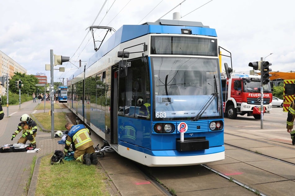 Ein 88-jähriger Radfahrer wurde am Donnerstag in Rostock von einer Straßenbahn erfasst.
