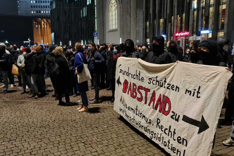 Die Gegendemonstranten sind deutlich in der Überzahl.