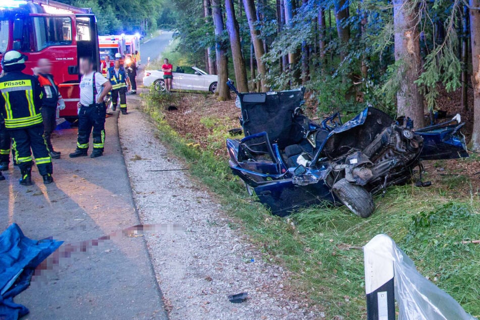 Tragischer Unfall: Junger Fahrer (†18) stirbt nach heftigem Frontal-Crash gegen Baum