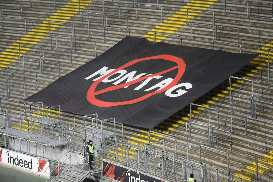 Die Fußballfans im Männerbereich hatten jahrelang gegen den Montagabend protestiert.