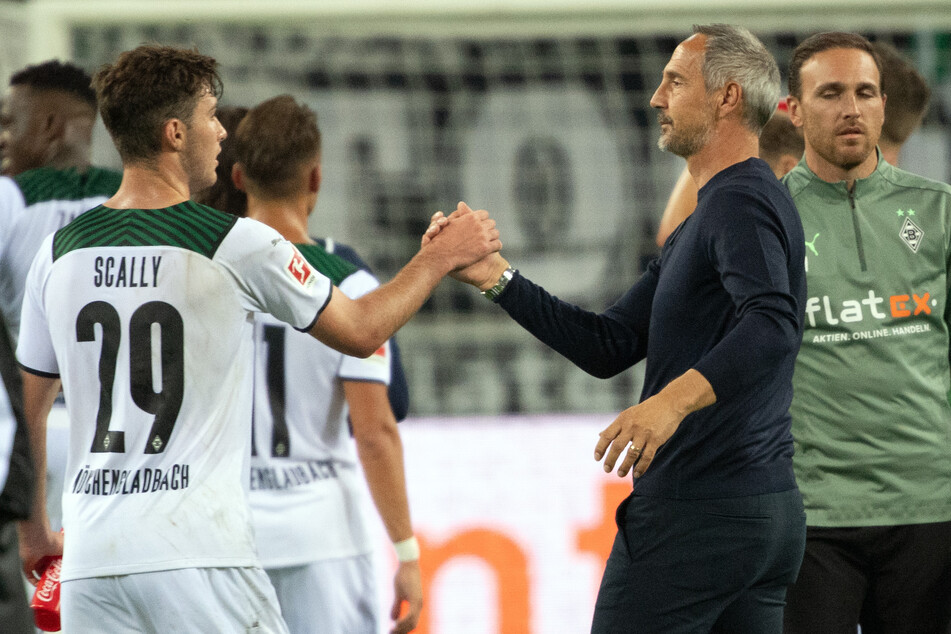 Borussia-Coach Adi Hütter (51, 2.v.r.) klatscht mit Joe Scally (18, 2.v.l.) ab. Zuvor war es das gute Händchen Hütters, das den Sieg beschert hat.
