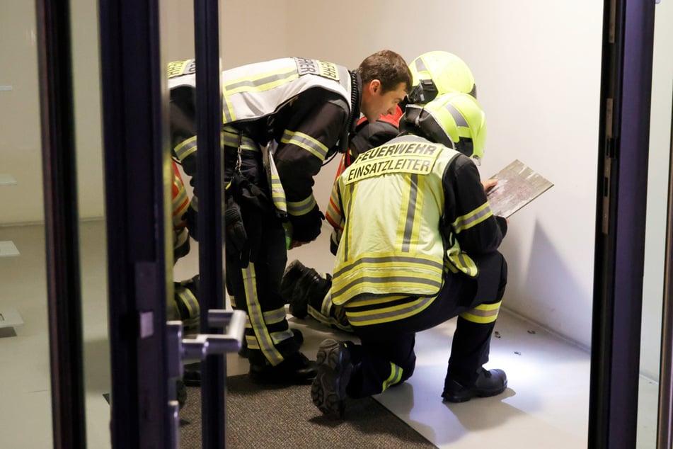 Kameraden der Feuerwehr verschafften sich einen Überblick in dem riesigen Klamottenladen.