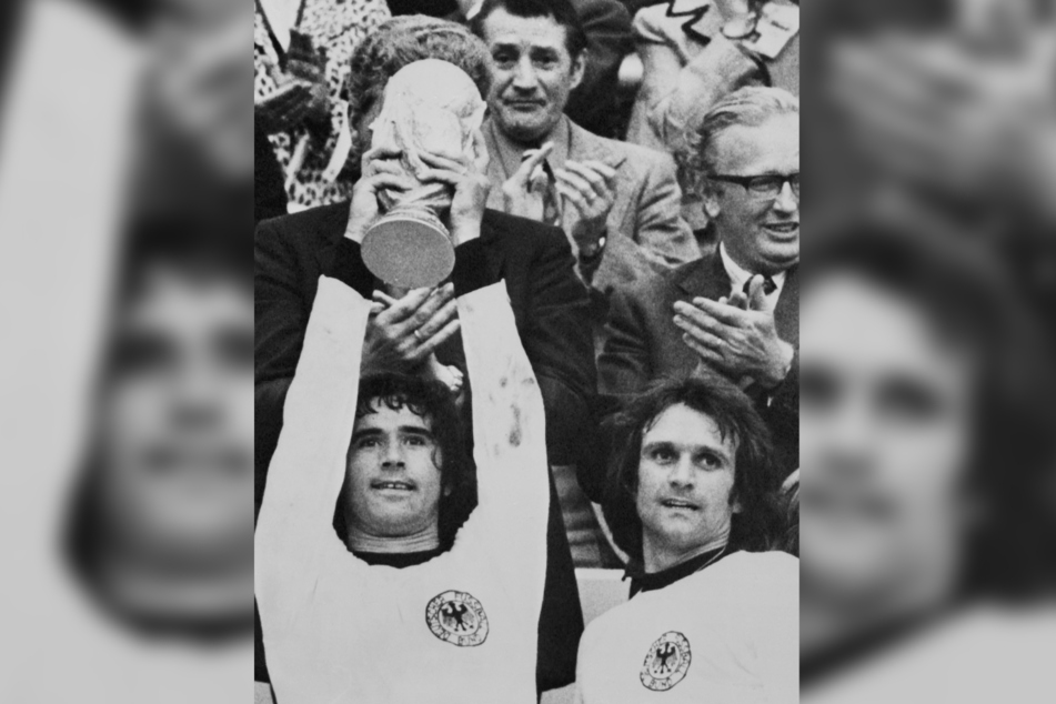 Gerd Müller (†75) hält den WM-Pokal in die Luft, nach dem er gegen Jan Jongbloed traf.