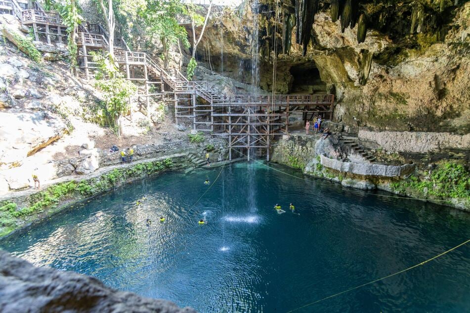 Die Cenote Zací hat einen Durchmesser von 45 Metern und ist bei Touristen sowie Einheimischen beliebt.