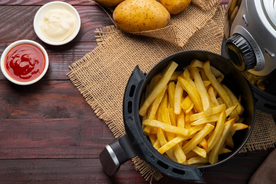 Pommes gelingen besonders knusprig, wenn man sie in der Heißluftfritteuse zubereitet.