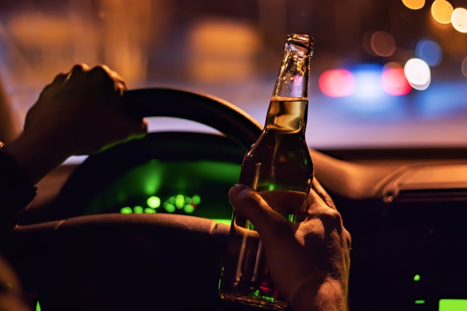 Mit satten 4,22 Promille ist ein 25-Jähriger in der Nacht zu Sonntag von der Polizei aufgehalten worden – nachdem er vor wenigen Wochen bereits den Lappen wegen Alkohol verlor. (Symbolbild)