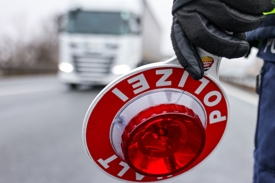 In Schlangenlinien über die A9: Berauschter Fahrer mit Gammel-Lkw unterwegs