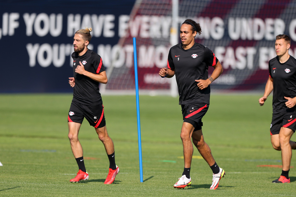 Leipzigs Spieler Kevin Kampl (30, l.-r.), Yussuf Poulsen (27) und Willi Orban (28) beim Training am Dienstag.