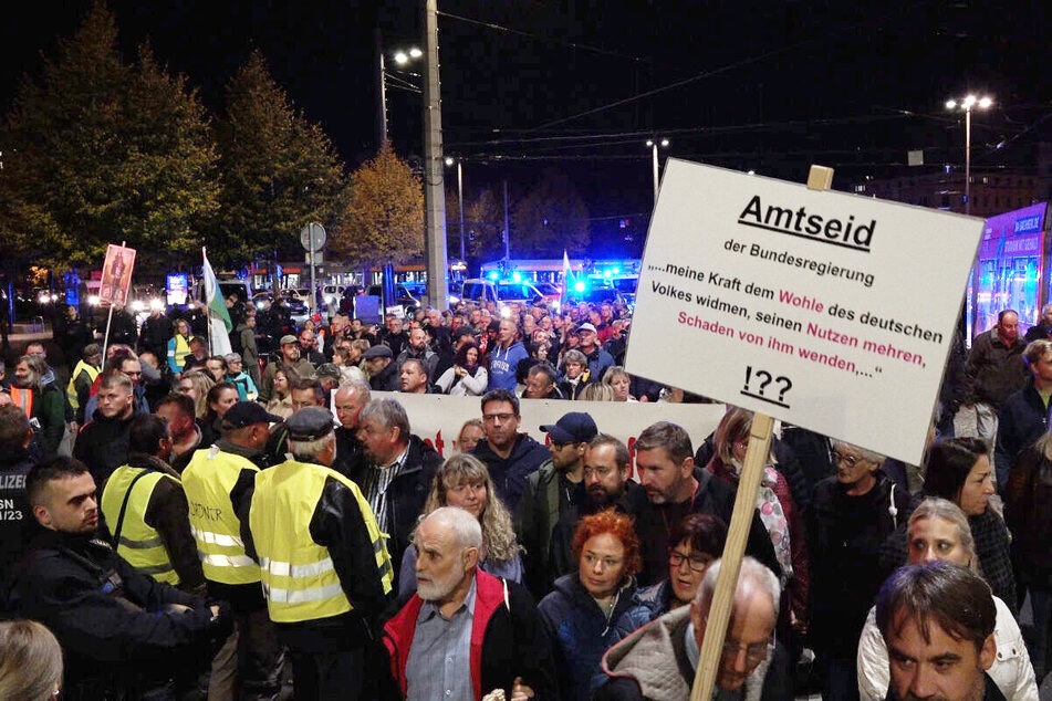 Etwa 3000 Menschen demonstrierten am Montagabend erneut in Leipzig für eine Annäherung Deutschlands an Putins Russland sowie für ein Ende der Energiekrise.