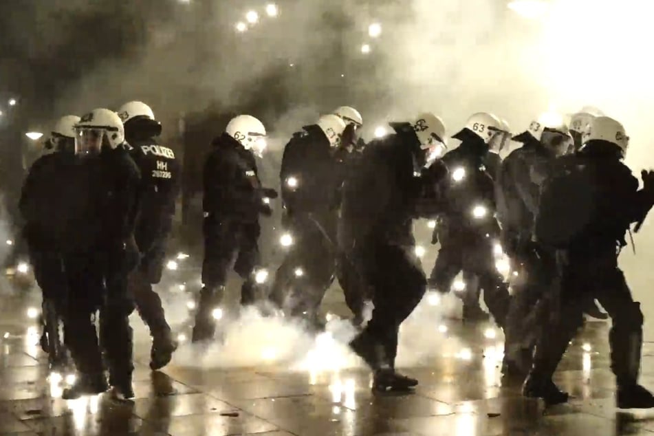 Die Polizei wurde während ihrer Einsätze immer wieder mit Pyrotechnik beschossen.