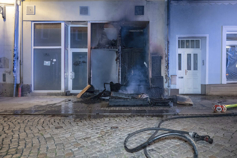 Das Feuer hinterließ großen Schaden an dem Gebäude, vor dem der Sperrmüll abgestellt worden war.