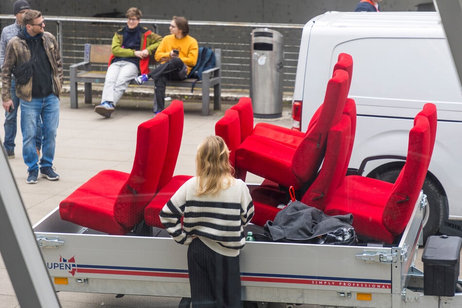 Diese Stühle fahren in eine Scheune nach Freiberg.