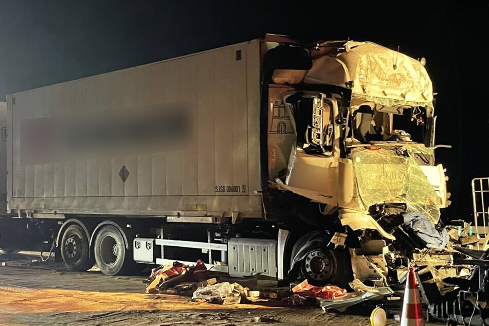 Unfall A24: Lastwagen-Unfall auf der A24: Trucker (62) steckte schwer verletzt in Führerhaus fest