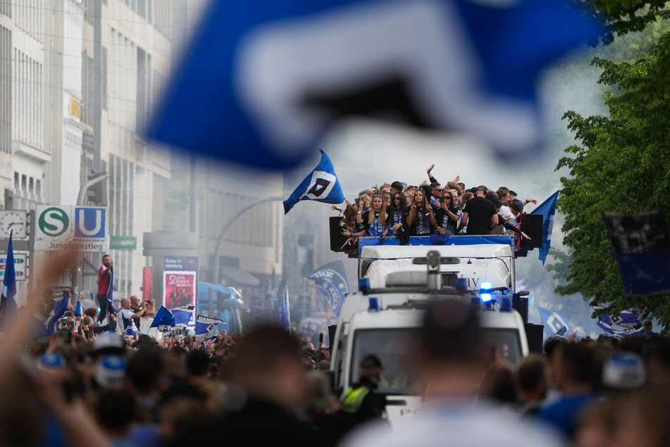 Die Hamburger Innenstadt gleicht einer Partymeile: Der "Feierbus" zieht samt beider Teams entlang der Binnenalster.