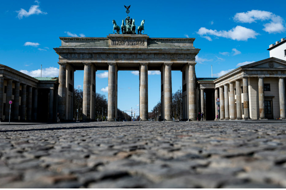 Der Pariser Platz vor dem Brandeburger Tor bleibt am Vormittag fast menschenleer.