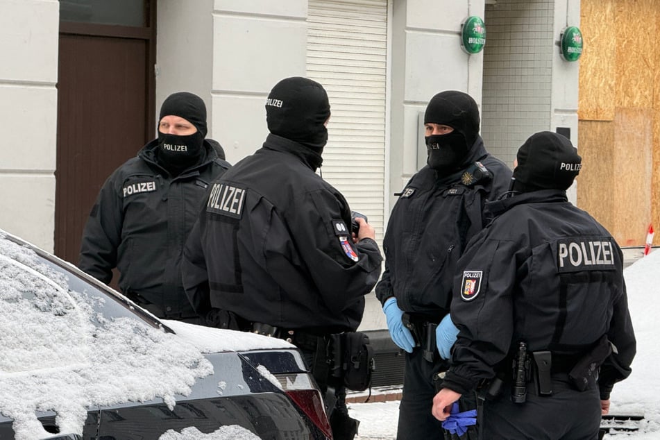 In Kiel-Gaarden werden derzeit mehrere Objekte durchsucht.