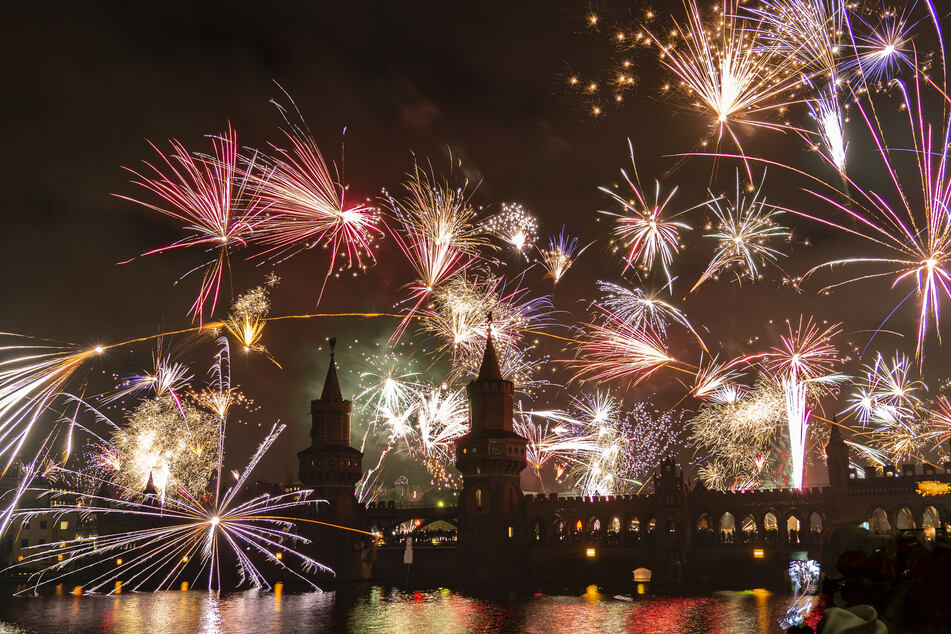 Berlin: Ein Feuerwerk entlädt sich über der Oberbaumbrücke während der Neujahrsfeier.
