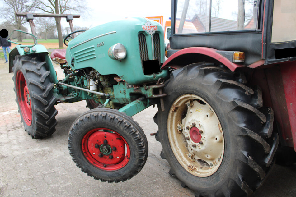 Tonnenschwerer Traktor setzt sich plötzlich in Bewegung: 19-Jähriger überrollt!