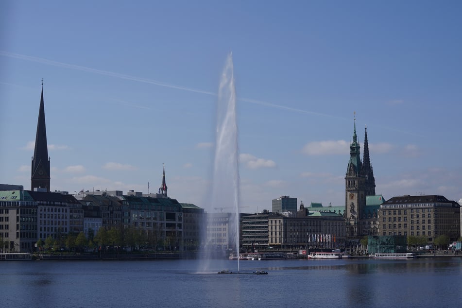 Schießt bald wieder 40 Meter in die Höhe: das Wasser der Alsterfontäne.