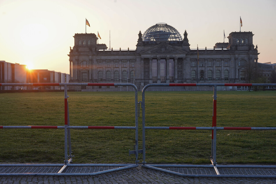 Drängelgitter vor dem Reichstagsgebäude: Zur heutigen Abstimmung über das geänderte Infektionsschutzgesetz erwartet die Berliner Polizei viele Demonstrationen.