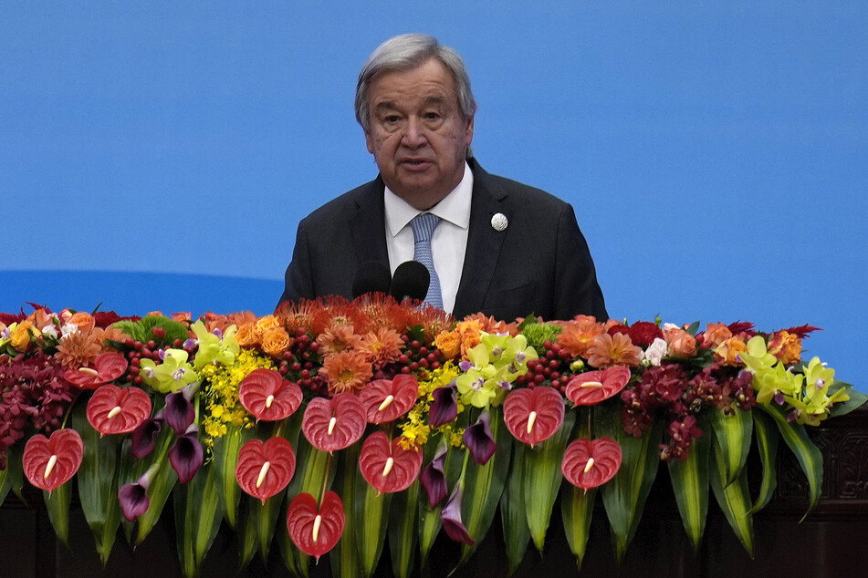 Antonio Guterres (74), Generalsekretär der Vereinten Nationen, hält eine Rede auf der Bühne während des Belt and Road (BRF) Forums in der Großen Halle des Volkes.