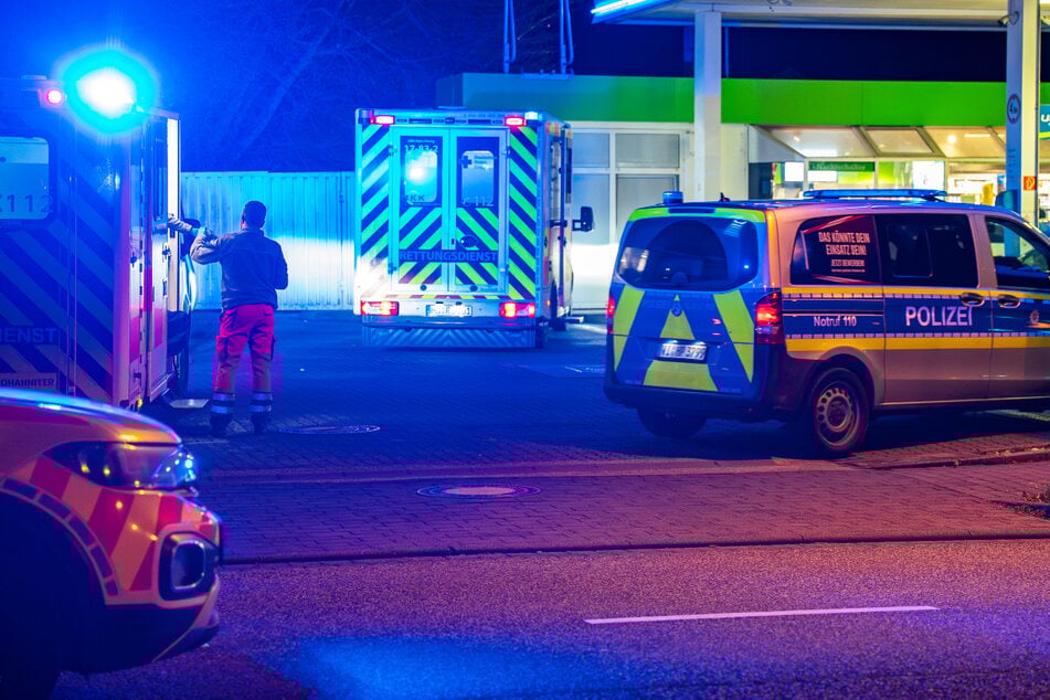 Reizgasattacke an Tankstelle: Zwei Männer verletzt, Täter auf Flucht