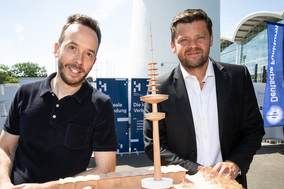 Der Hamburger Unternehmer Tomislav Karajica (44, r.) steht mit seinem Geschäftspartner Philipp Westermeyer (41) neben einem Modell des Fernsehturms.
