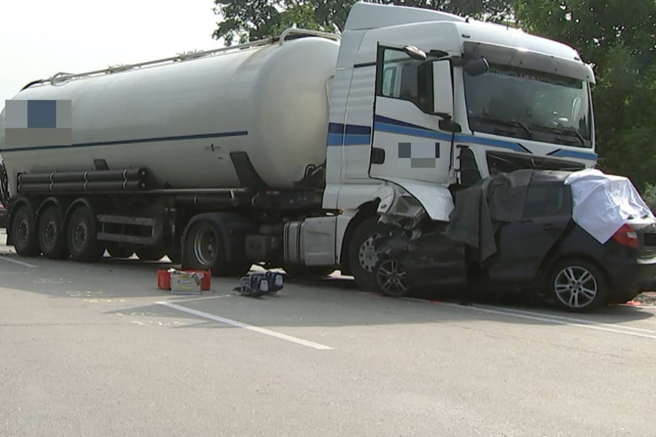 Der Pkw geriet auf die Gegenfahrbahn und raste dort in einen Laster. Der Rettungsdienst konnte nichts mehr für das Unfallopfer tun.