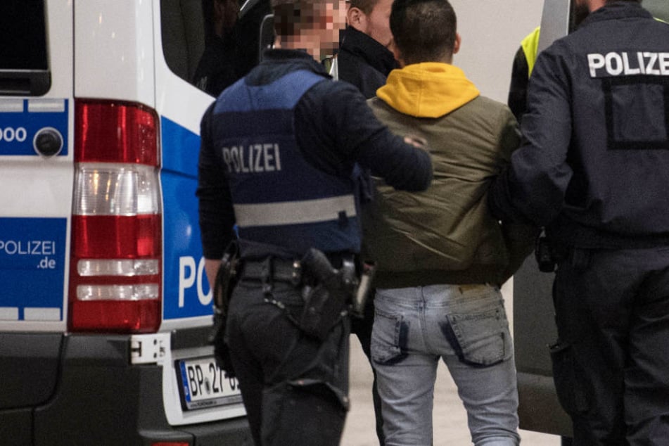 Dieses Foto vom 4. Dezember zeigt die Abschiebung eines jungen Mannes aus Afghanistan vom Flughafen Frankfurt aus.