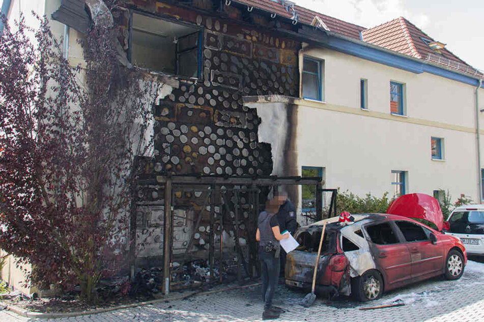 Die Flammen griffen auf das Gebäude und den einen Pkw über. Zwei Stunden waren die Einsatzkräfte der Feuerwehr beschäftigt.