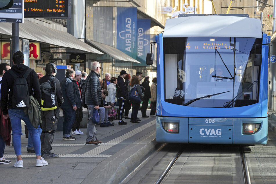 Die Linie 4 ist regelmäßig voll - die Beschwerden der Fahrgäste häufen sich.