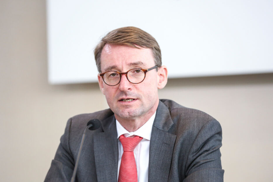 Innenminister Roland Wöller (49, CDU) gelingt es nicht, Rechtsextreme zu entwaffnen, kritisiert die Linke.