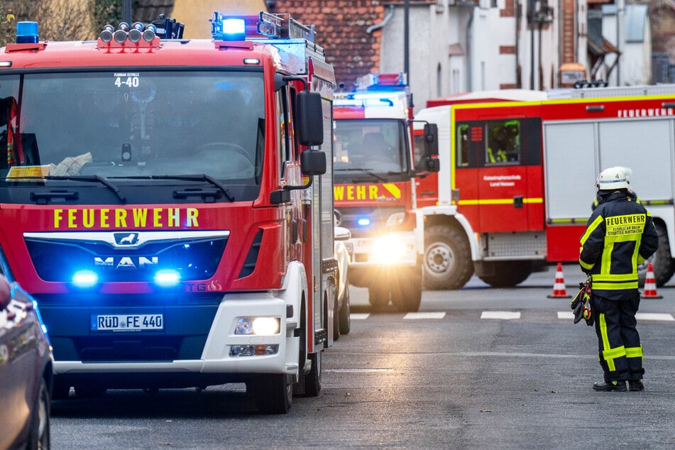 In der Rheingau-Stadt Eltville am Rhein brannte am Mittwoch ein Kunststoff-Betrieb - mehr als 60 Feuerwehrleute rückten aus.