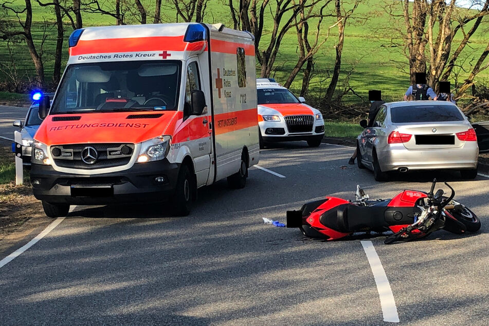 Das Foto zeigt die Unfallstelle auf der L350 in Rheinland-Pfalz: Vorne rechts ist das Wrack des Motorrads zu sehen.