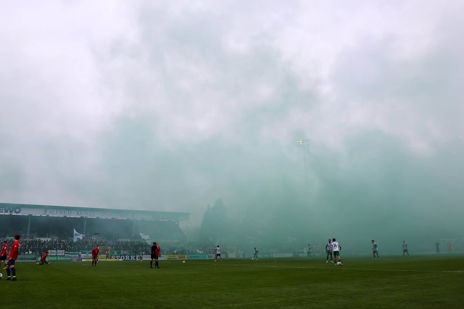 Die Chemie-Fans nebelten den AKS vor dem Anpfiff ordentlich ein. Das Spiel wurde ein paar Minuten später angepfiffen.