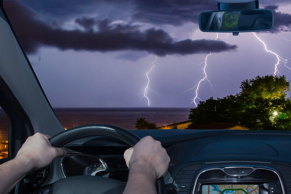 Bei Gewitter seid Ihr im Auto sicher, denn das Fahrzeug wirkt wie ein Faradayscher Käfig.
