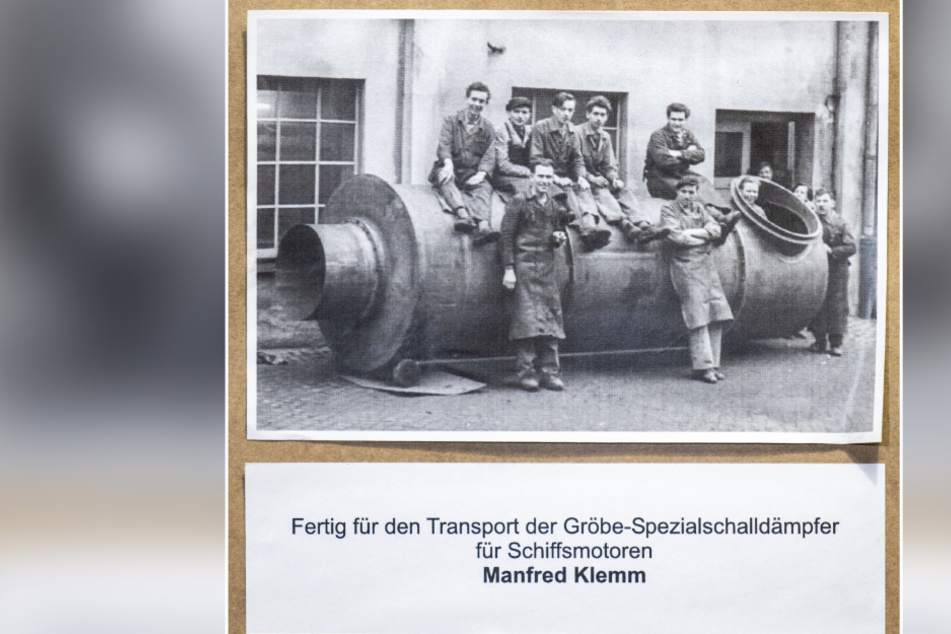 Historisches Foto vom Stanz- und Ziehwerk Oederan. Es zeigt einen Spezialschalldämpfer für Schiffsmotoren, der für den Transport vorbereitet wird.
