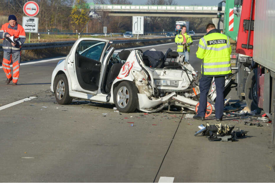 Der Peugeot 207 wurde zwischen zwei Lastwagen eingequetscht und glücklicherweise nach links auf die Fahrbahn geschoben.