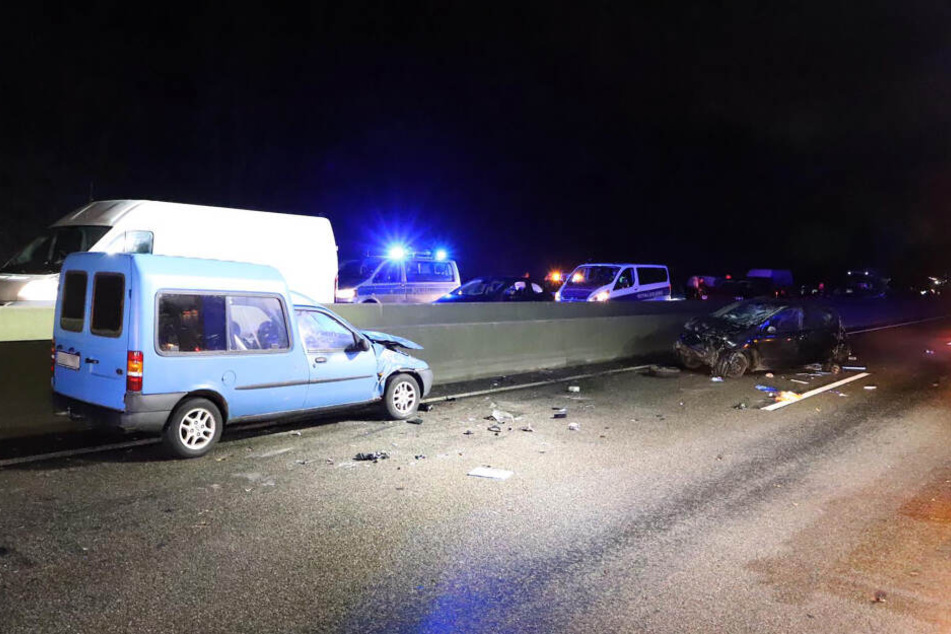 Nach einem schweren Verkehrsunfall stehen zwei zerstörte Autos auf der Autobahn 535.