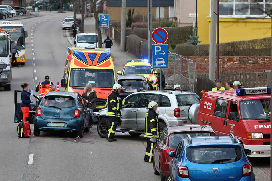 Die Straße musste für den Rettungseinsatz gesperrt werden.