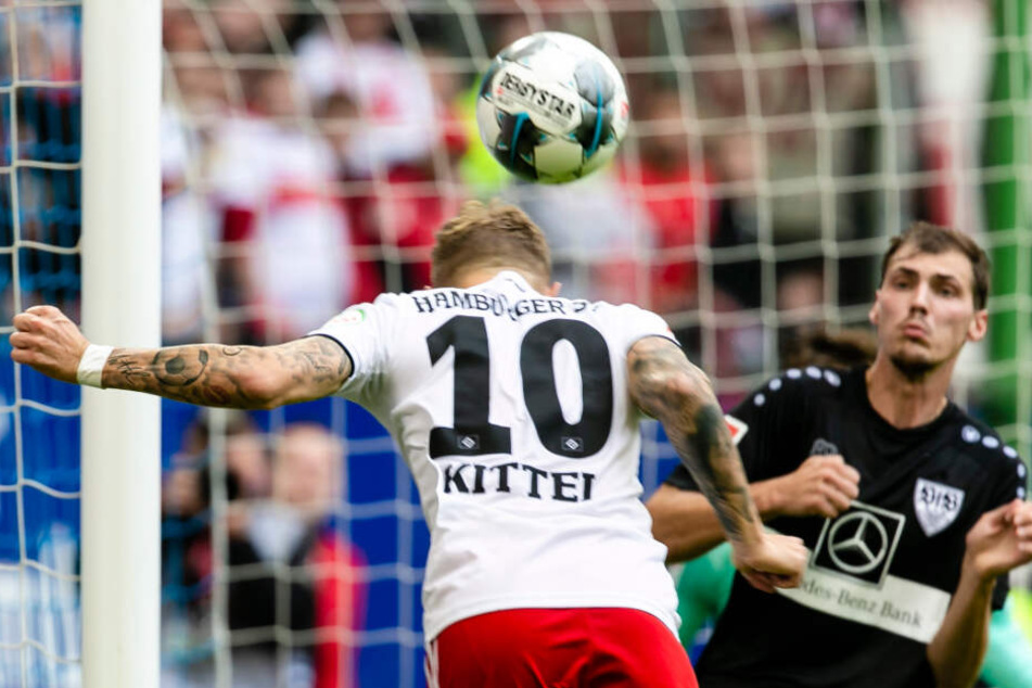Sonny Kittel köpft den Ball zum zwischenzeitlichen 3:1 an VfB-Verteidiger Pascal Stenzel ins Tor.