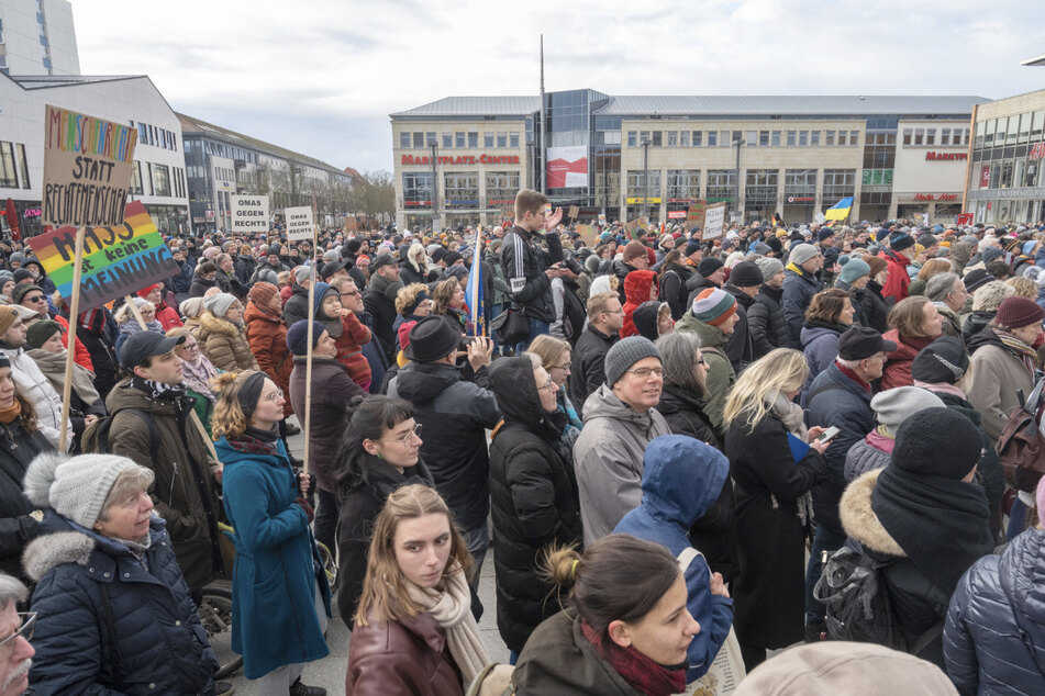 Menschen in Neubrandenburg demonstrieren gegen rechts