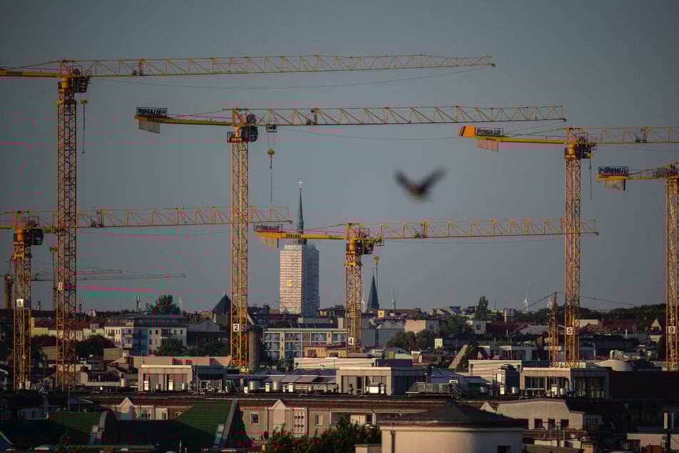 Kräne im Bezirk Berlin-Mitte. Wohnungspolitik ist einer der Schwerpunkte im Wahlprogramm der Berliner FDP, wobei die Partei auf "Neubau, Umbau, Ausbau" setzt. (Archivfoto)