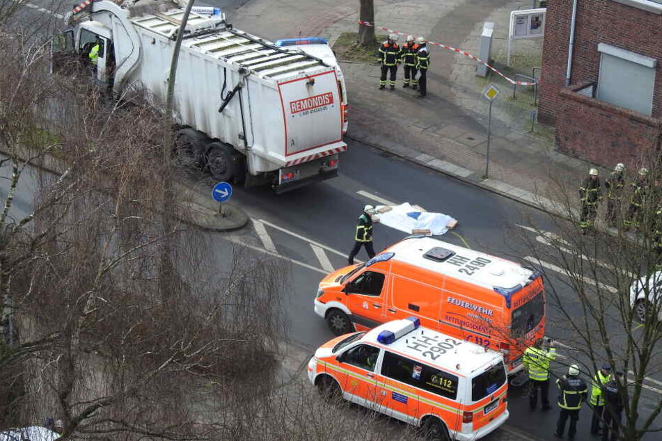 Bei einem schweren Verkehrsunfall in Hamburg-Jenfeld kam am Vormittag eine Frau ums Leben.