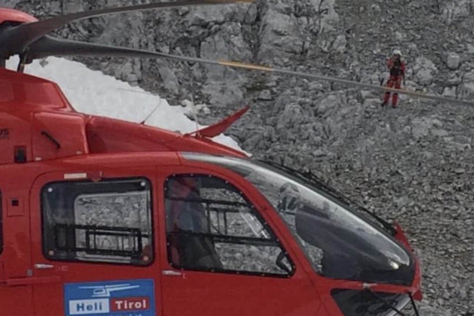 Nach dem Unglück: Ein Rettungshubschrauber.