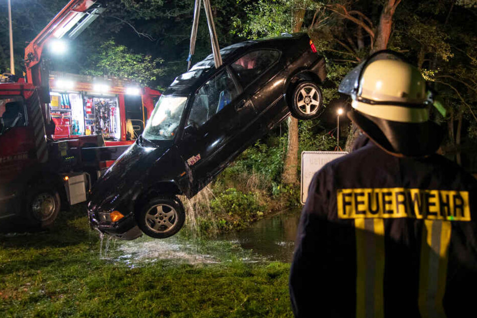 Die Feuerwehr musste anrücken, um den BMW zu bergen.